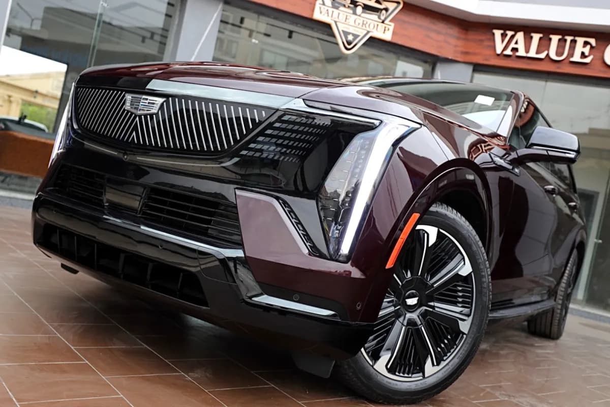 كاديلاك إسكاليد 2025 اي كيو سبورت 1 أحمر غامق أوتوماتيك — جديدة