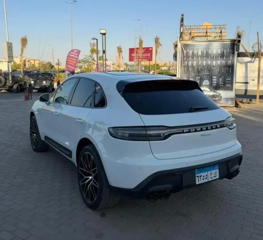 Porsche Macan 2024 T White Automatic — Used