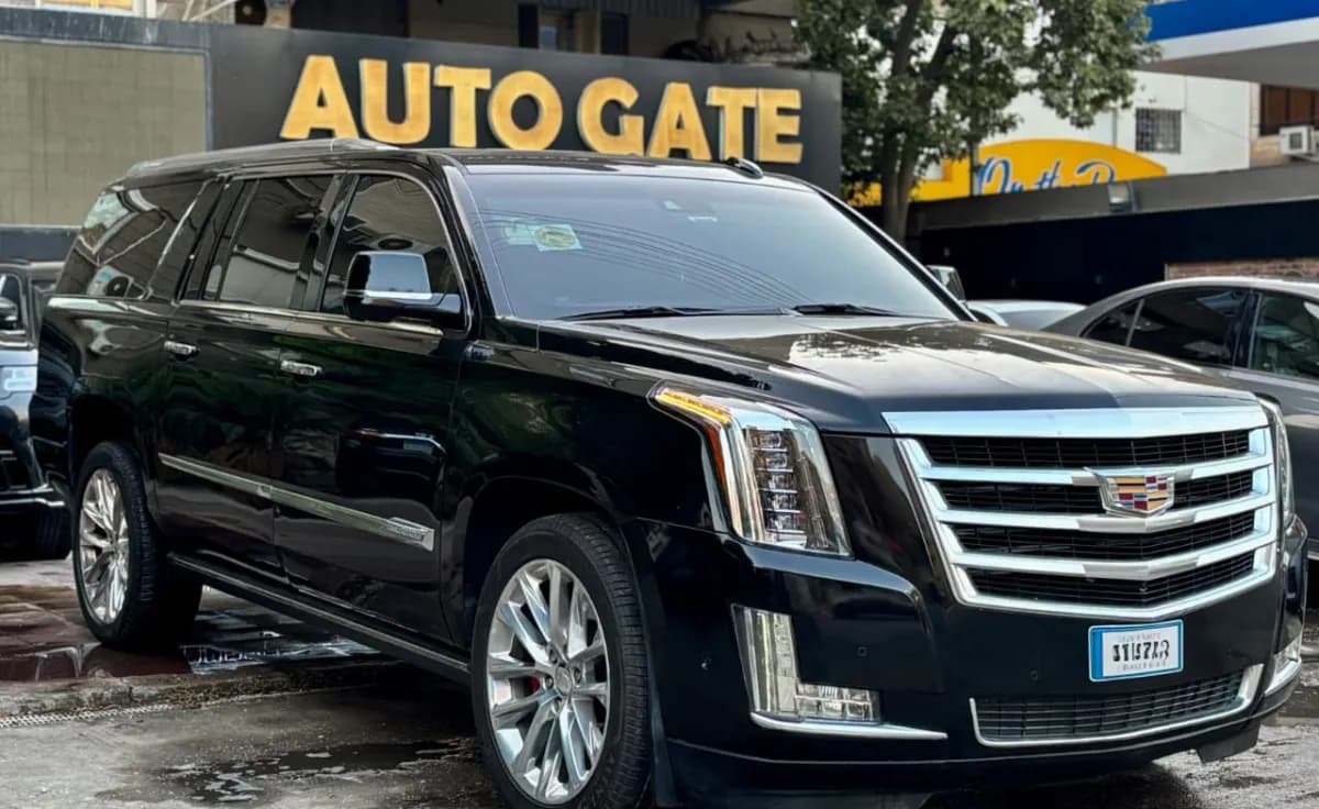 Cadillac Escalade 2018 Platinum Black Automatic — Used
