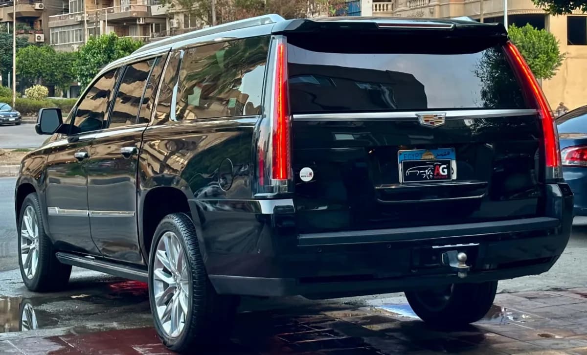 Cadillac Escalade 2018 Platinum Black Automatic — Used