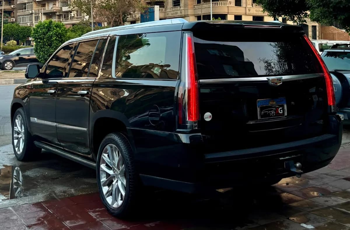 Cadillac Escalade 2018 Platinum Black Automatic — Used