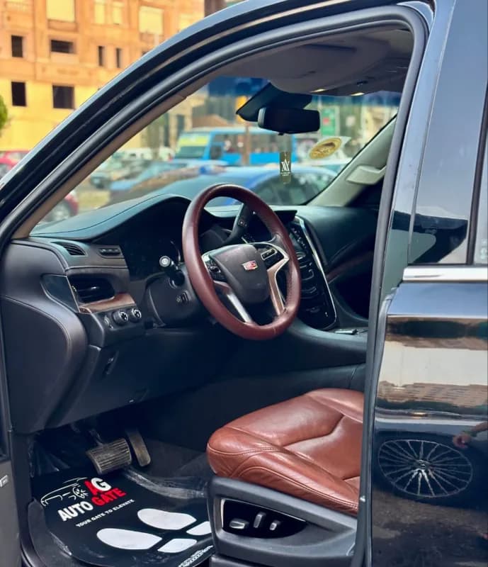 Cadillac Escalade 2018 Platinum Black Automatic — Used