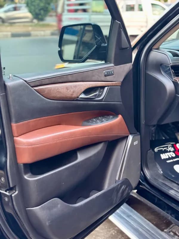 Cadillac Escalade 2018 Platinum Black Automatic — Used