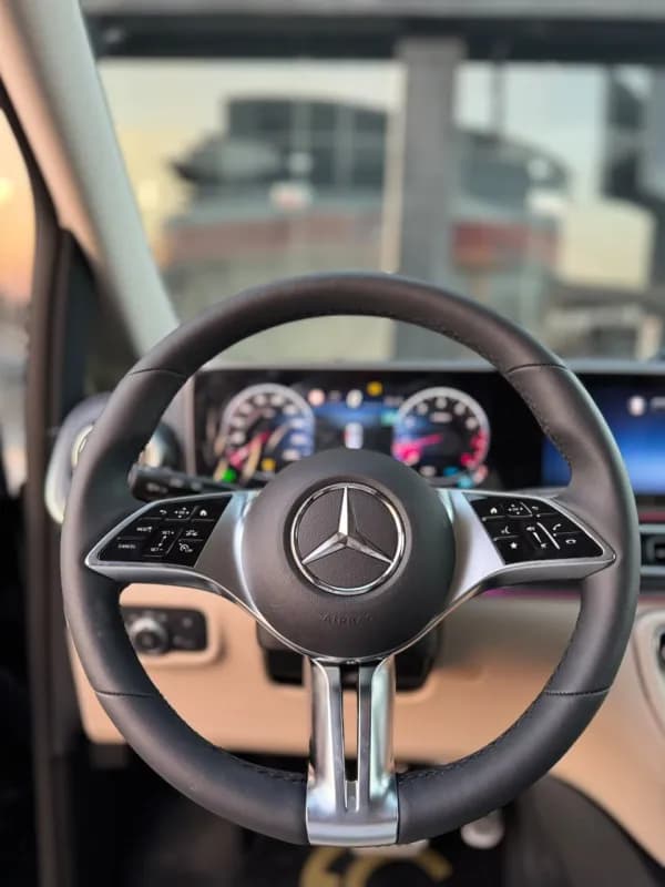 مرسيدس بنز في 300 2026 اي ام جي أسود أوتوماتيك — جديدة