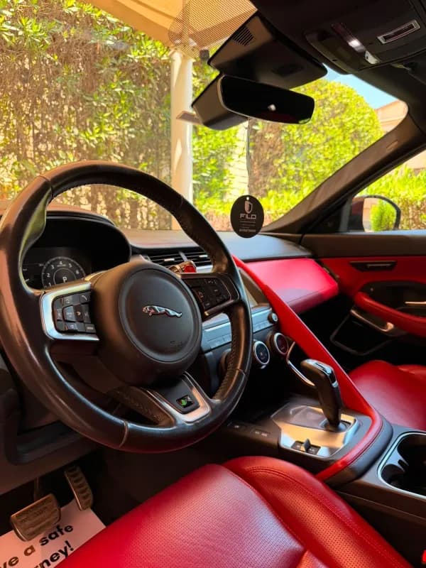 جاكوار اي باس 2020 R-Dynamic S أبيض أوتوماتيك — مستعملة