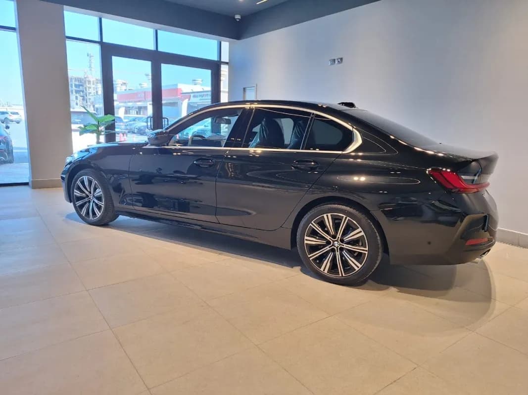 بي ام دبليو 320i 2026 لاكشري أسود أوتوماتيك — جديدة