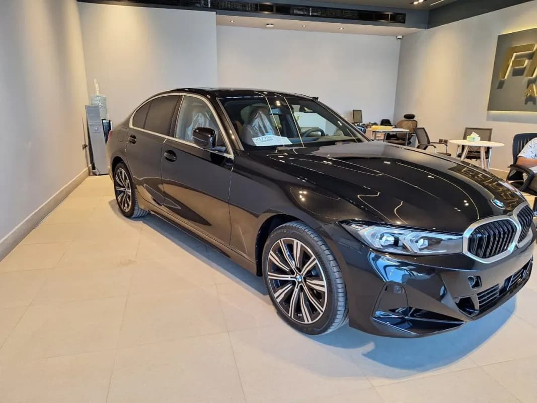 بي ام دبليو 320i 2026 لاكشري أسود أوتوماتيك — جديدة