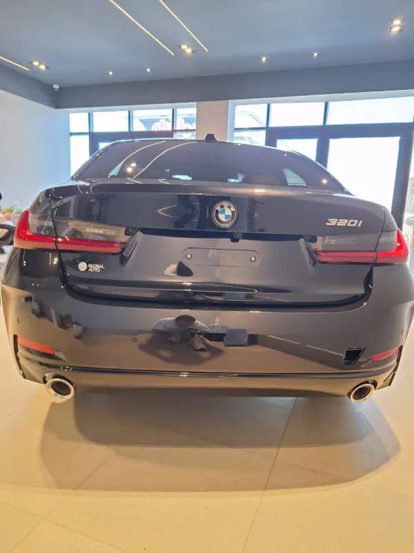 بي ام دبليو 320i 2026 لاكشري أسود أوتوماتيك — جديدة