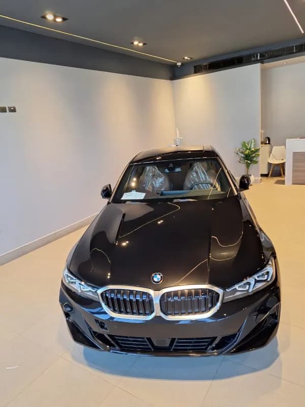 بي ام دبليو 320i 2026 لاكشري أسود أوتوماتيك — جديدة