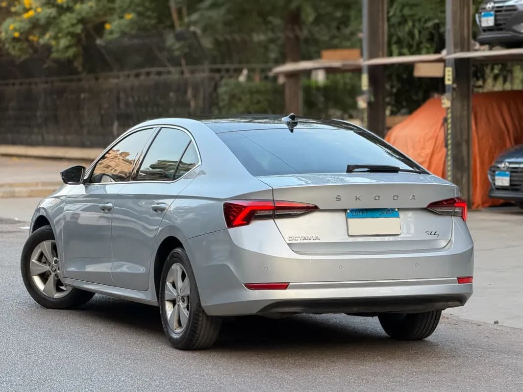 سكودا اوكتافيا A8 2023 امبيشن فضي أوتوماتيك — مستعملة