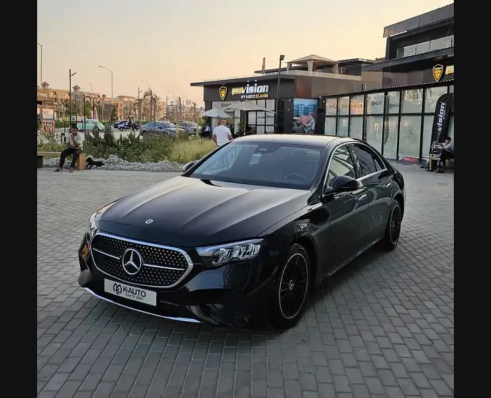 مرسيدس بنز E200 2024 ايه ام جي أسود أوتوماتيك — مستعملة