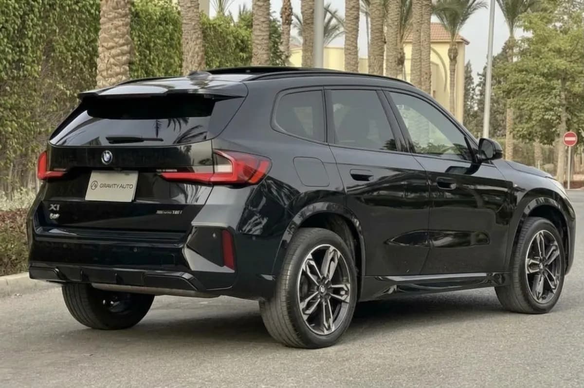 بي ام دبليو X1 2025 ام سبورت باكيدج أسود أوتوماتيك — مستعملة