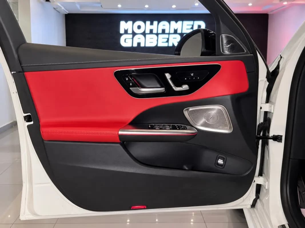 مرسيدس بنز C200 2025 ايه ام جي أبيض أوتوماتيك — مستعملة