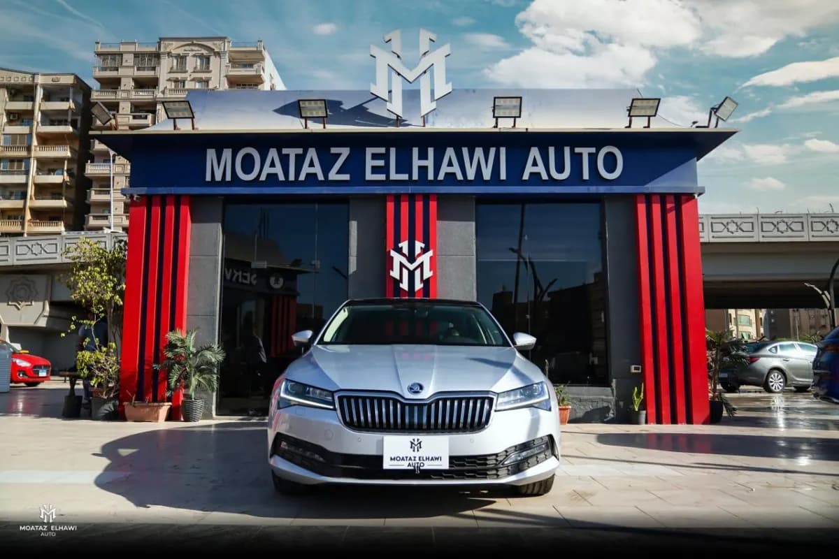 سكودا سوبرب 2022 امبيشن فضي أوتوماتيك — مستعملة