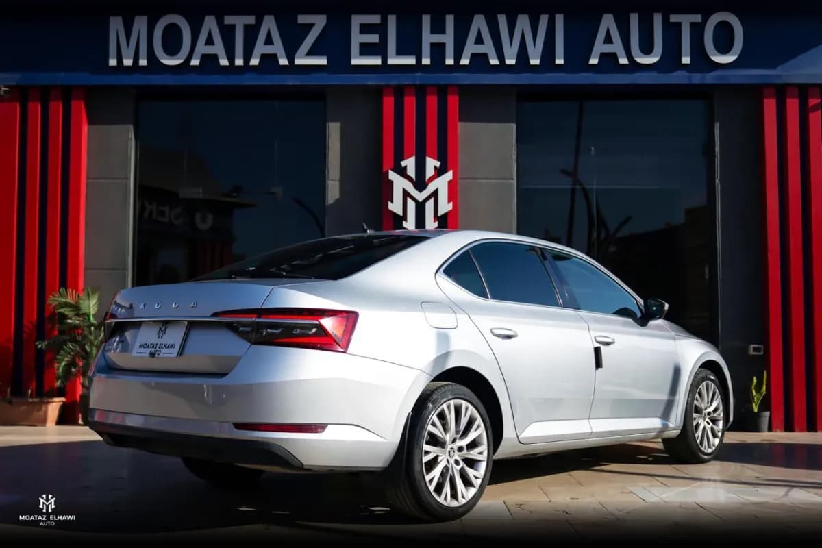 سكودا سوبرب 2022 امبيشن فضي أوتوماتيك — مستعملة
