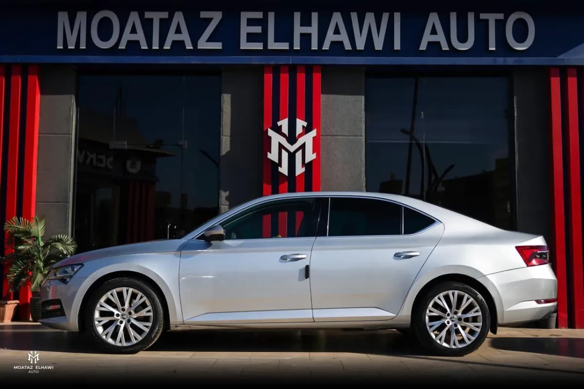 سكودا سوبرب 2022 امبيشن فضي أوتوماتيك — مستعملة