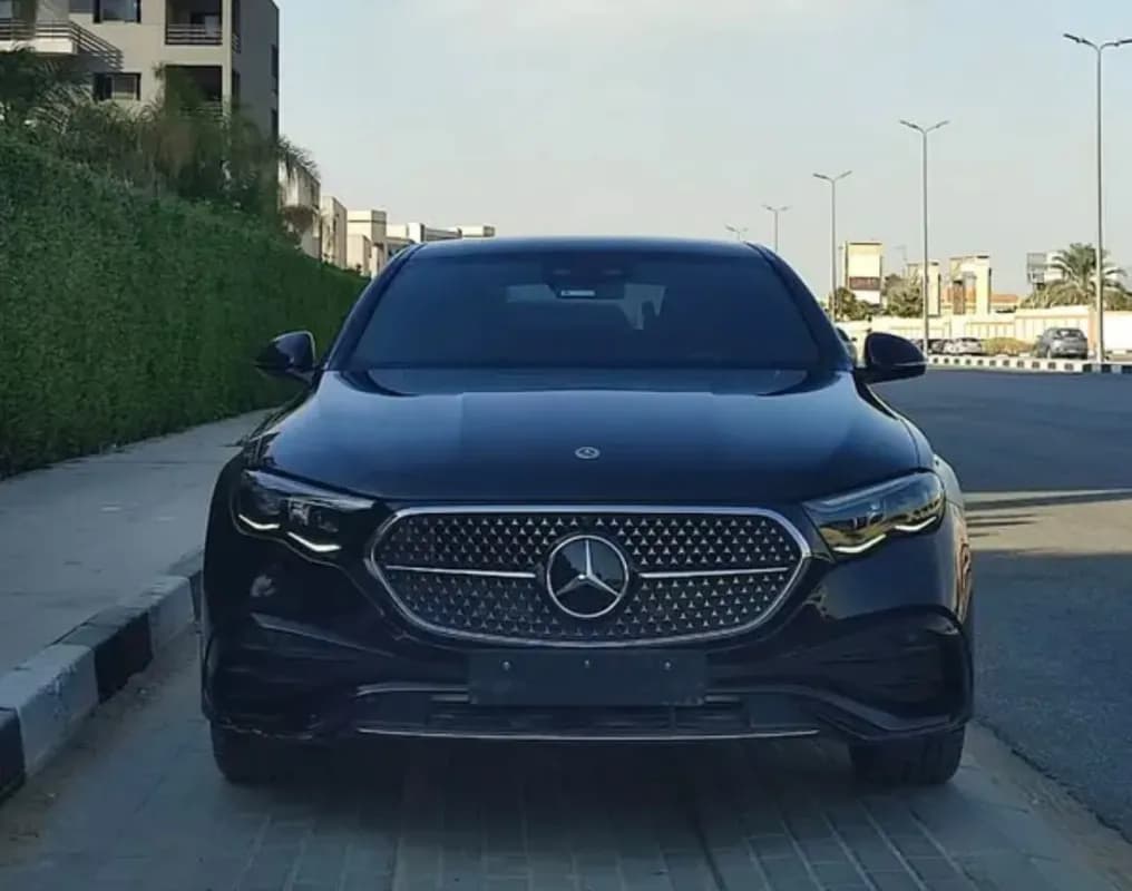 مرسيدس بنز E200 2024 ايه ام جي أسود أوتوماتيك — مستعملة
