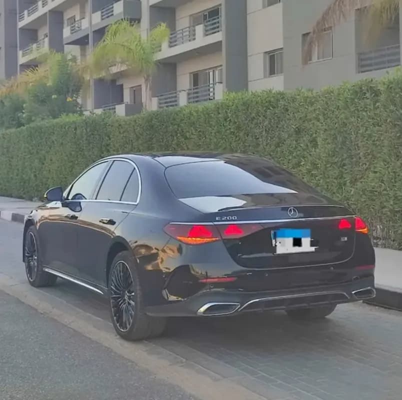 مرسيدس بنز E200 2024 ايه ام جي أسود أوتوماتيك — مستعملة