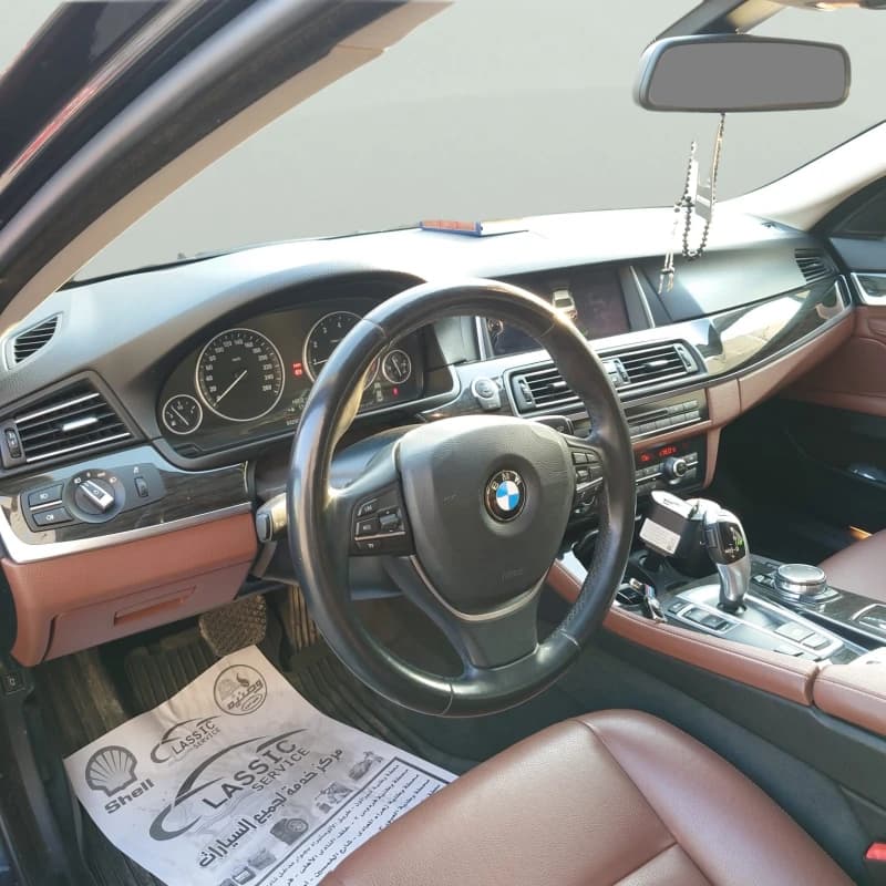 بي ام دبليو 520i 2016 لاكشري أسود أوتوماتيك — مستعملة