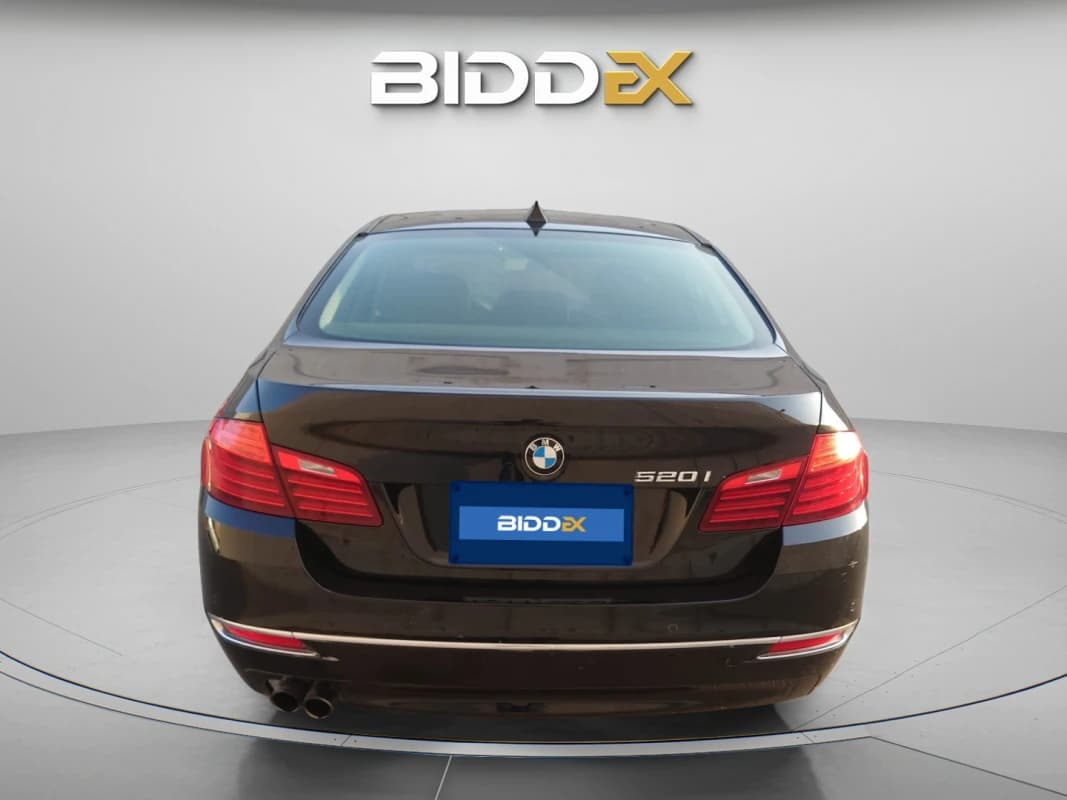 بي ام دبليو 520i 2016 لاكشري أسود أوتوماتيك — مستعملة