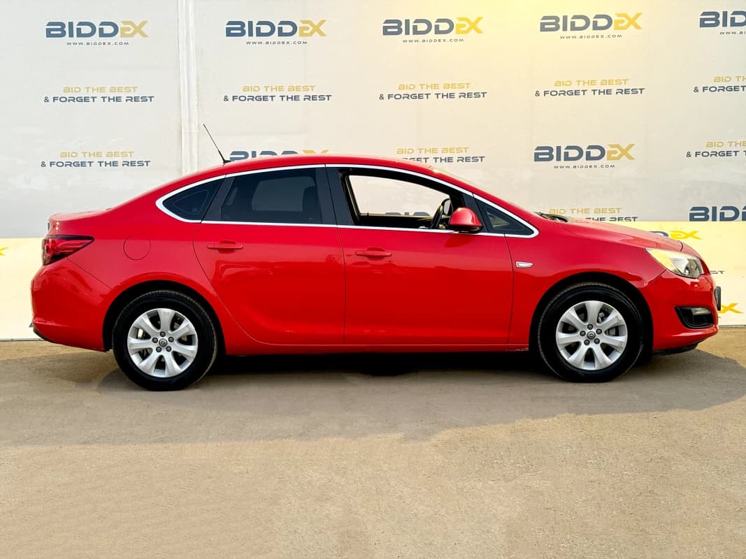 Opel Astra 2020 توب لاين أحمر أوتوماتيك — مستعملة