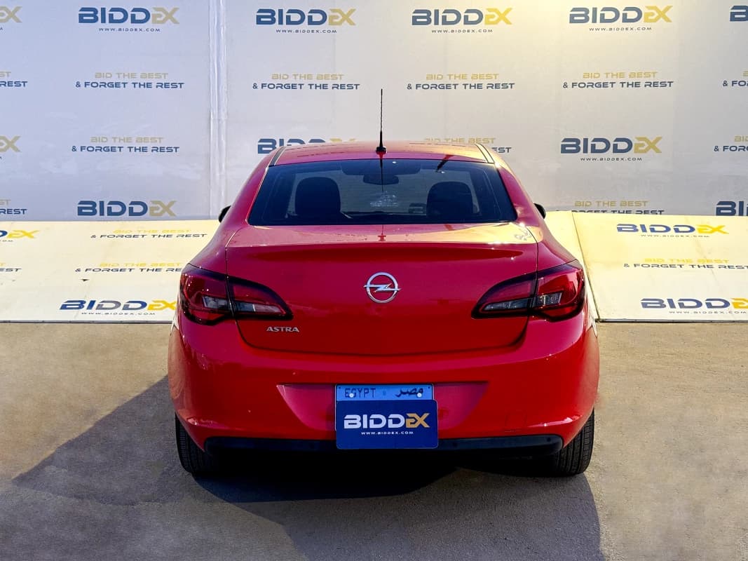Opel Astra 2020 توب لاين أحمر أوتوماتيك — مستعملة