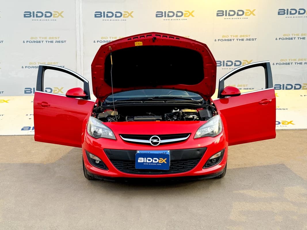 Opel Astra 2020 توب لاين أحمر أوتوماتيك — مستعملة
