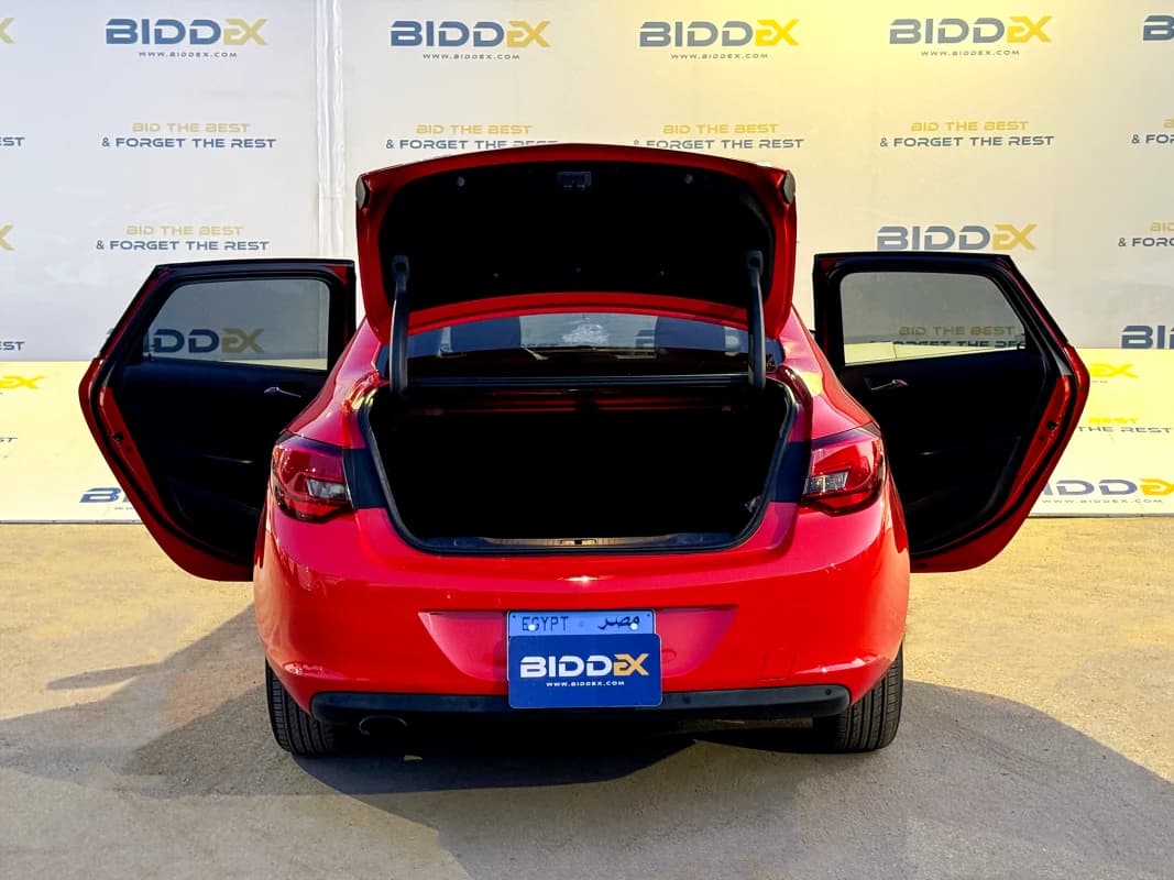 Opel Astra 2020 توب لاين أحمر أوتوماتيك — مستعملة