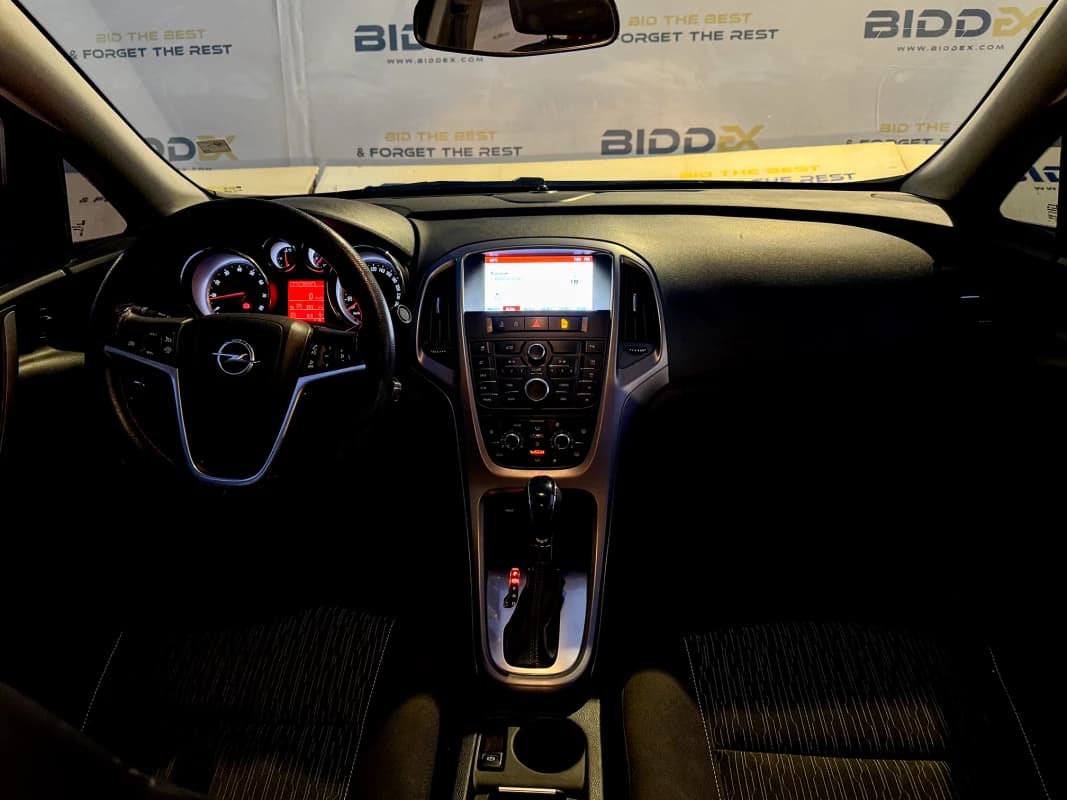 Opel Astra 2020 توب لاين أحمر أوتوماتيك — مستعملة