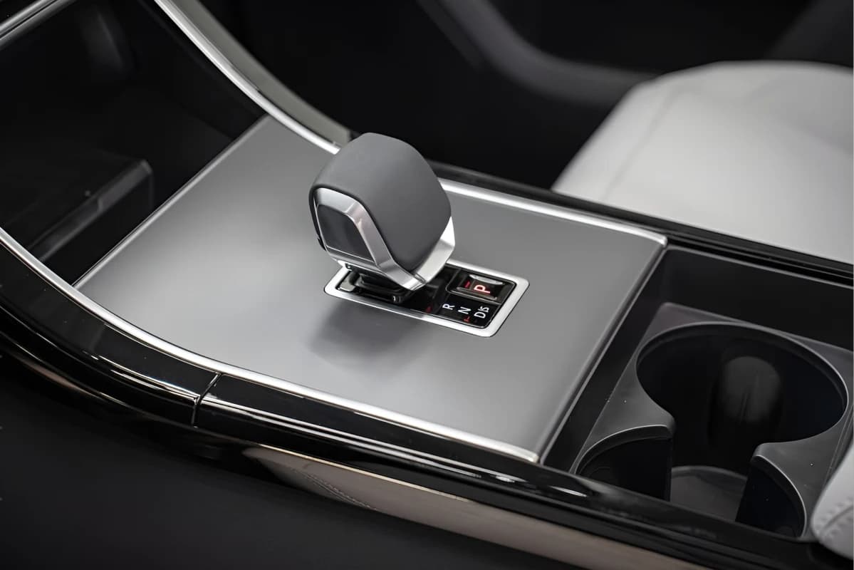 رينج روفر فيلار 2025