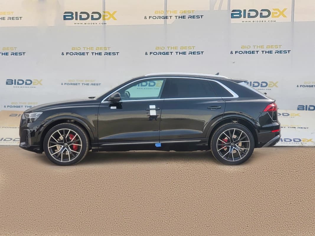 Audi Q8 2025 اس لاين أسود أوتوماتيك — جديدة