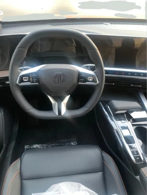 ام جي واحد 2026 لاكشري أحمر أوتوماتيك — جديدة