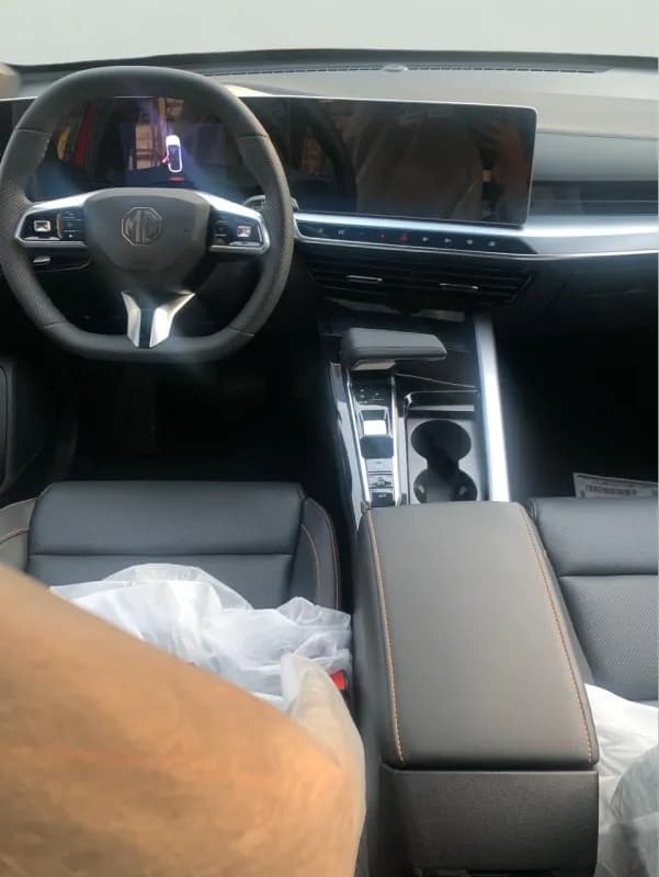 ام جي واحد 2026 لاكشري أحمر أوتوماتيك — جديدة