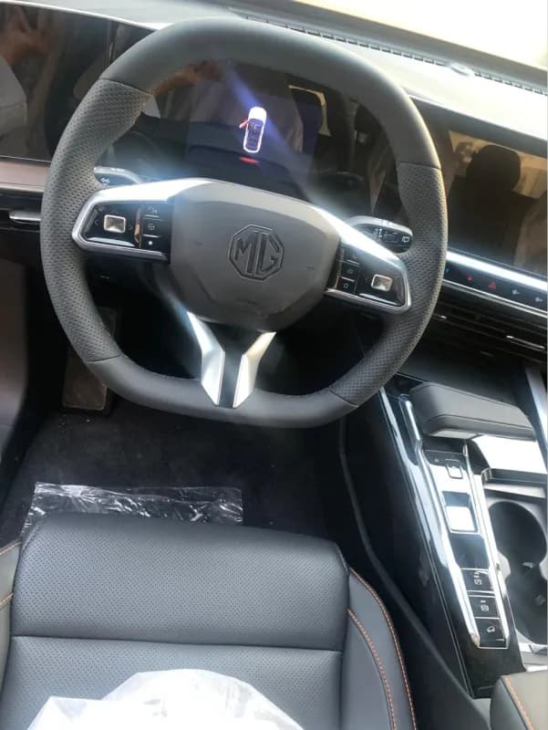 ام جي واحد 2026 لاكشري أحمر أوتوماتيك — جديدة