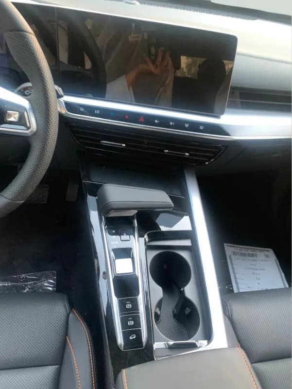 ام جي واحد 2026 لاكشري أحمر أوتوماتيك — جديدة