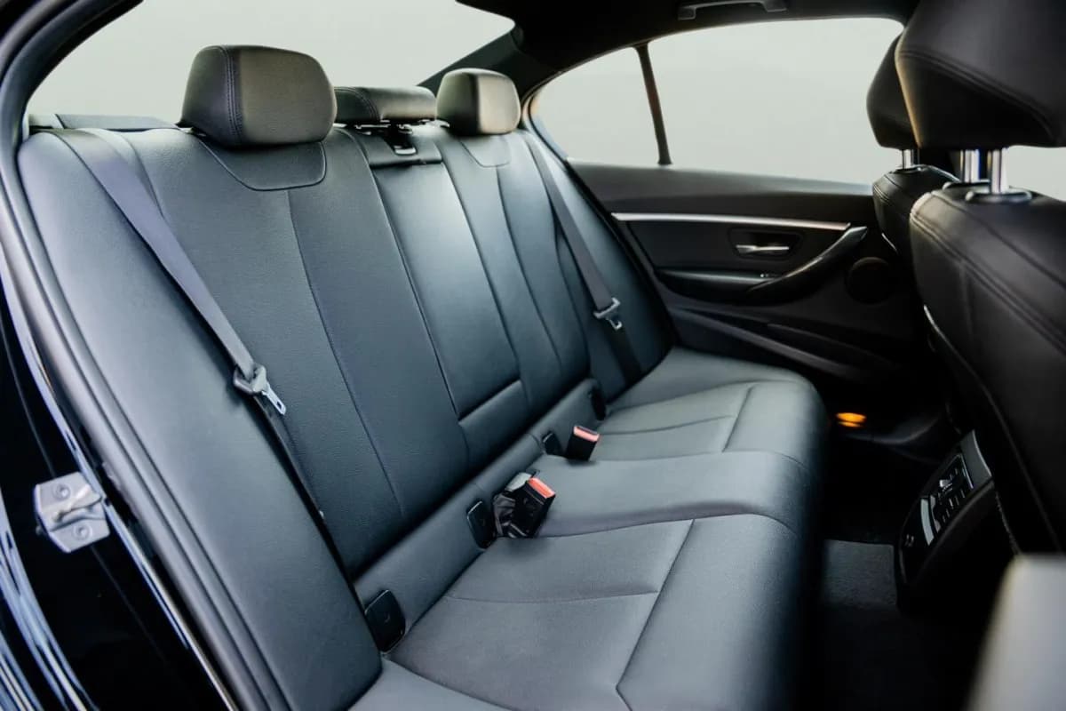 بي ام دبليو 318i 2018 لاكشري أسود أوتوماتيك — مستعملة