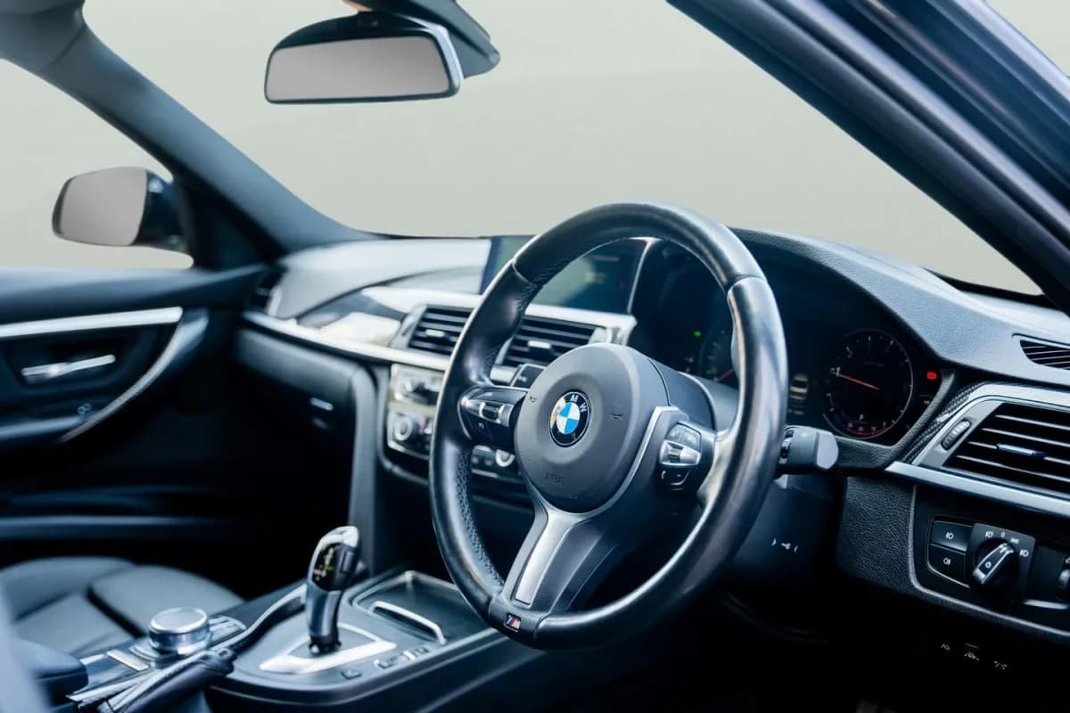 بي ام دبليو 318i 2018 لاكشري أسود أوتوماتيك — مستعملة