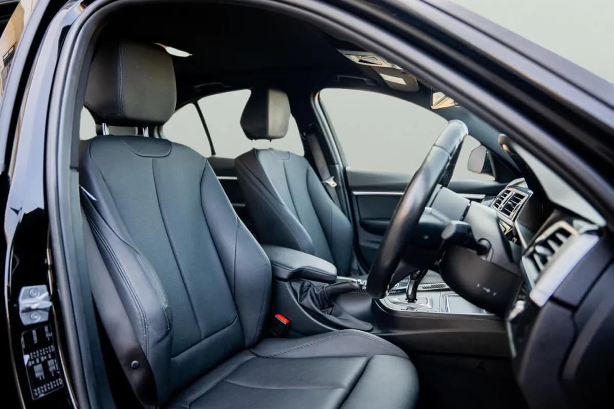 بي ام دبليو 318i 2018 لاكشري أسود أوتوماتيك — مستعملة