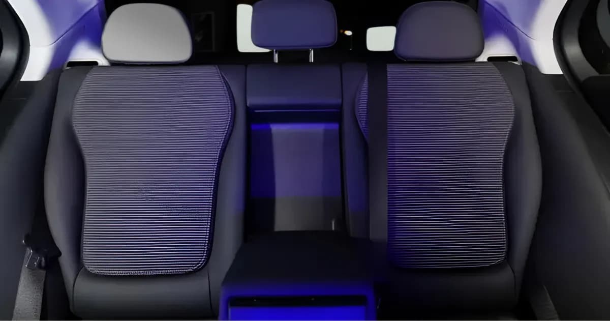 مرسيدس بنز C180 2024 ايه ام جي أبيض أوتوماتيك — مستعملة