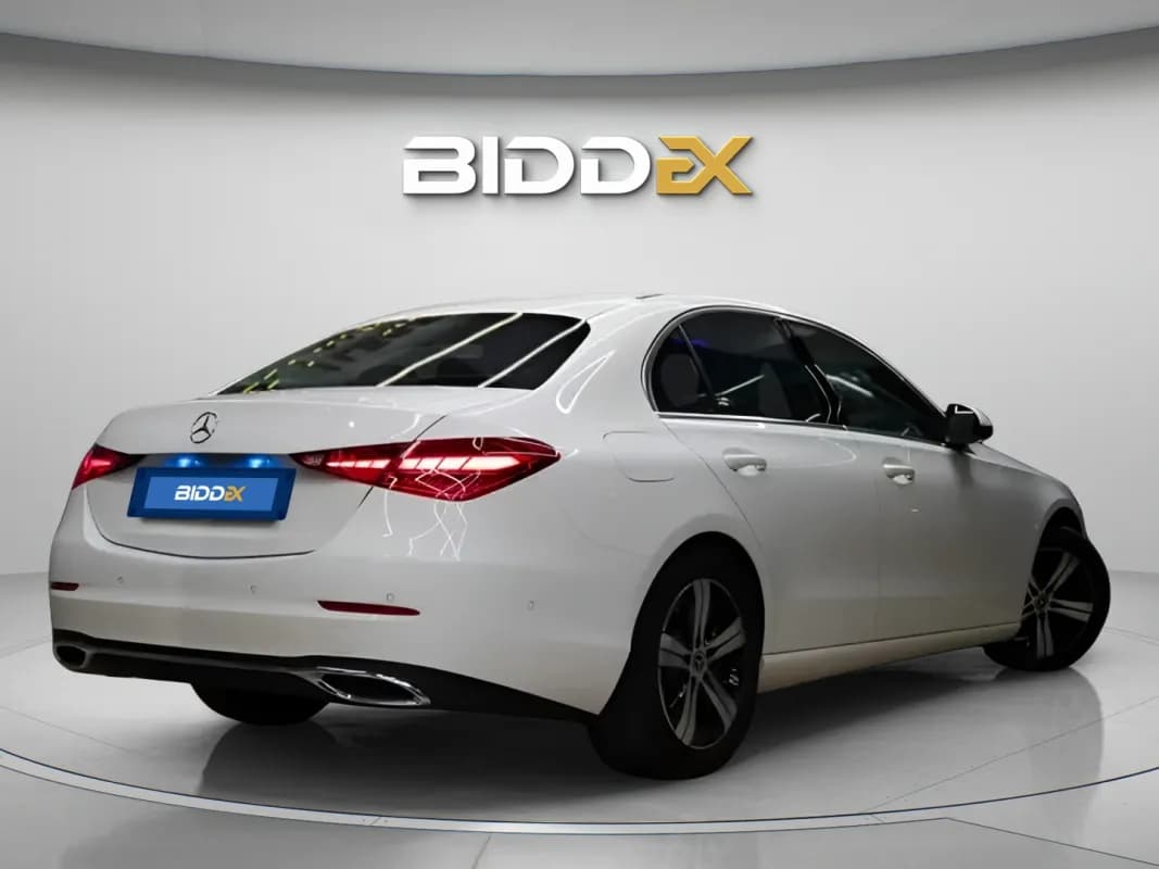 مرسيدس بنز C180 2024 ايه ام جي أبيض أوتوماتيك — مستعملة