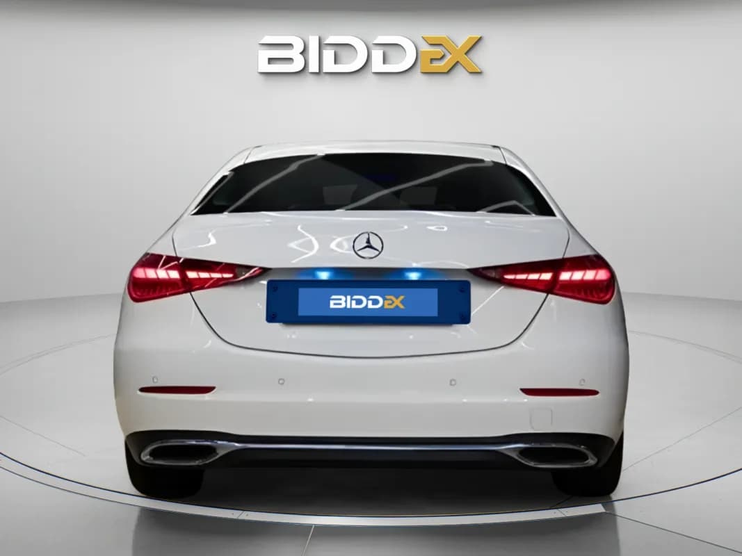 مرسيدس بنز C180 2024 ايه ام جي أبيض أوتوماتيك — مستعملة