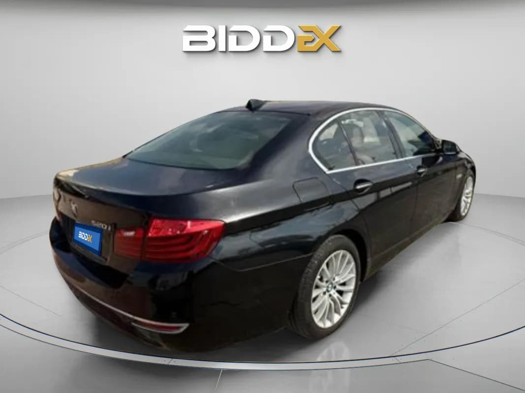 بي ام دبليو 520i 2016 لاكشري أسود أوتوماتيك — مستعملة