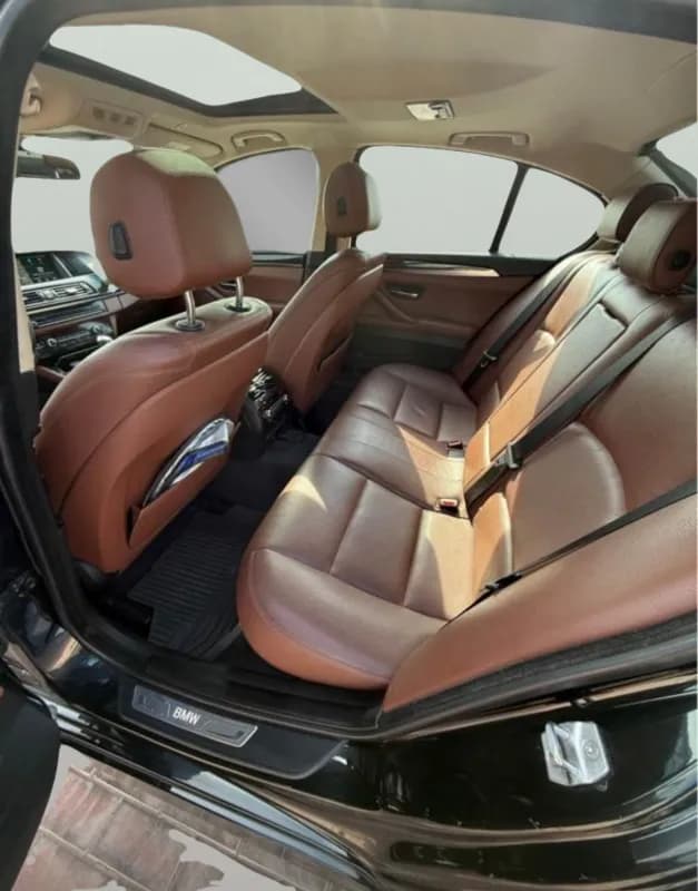 بي ام دبليو 520i 2016 لاكشري أسود أوتوماتيك — مستعملة