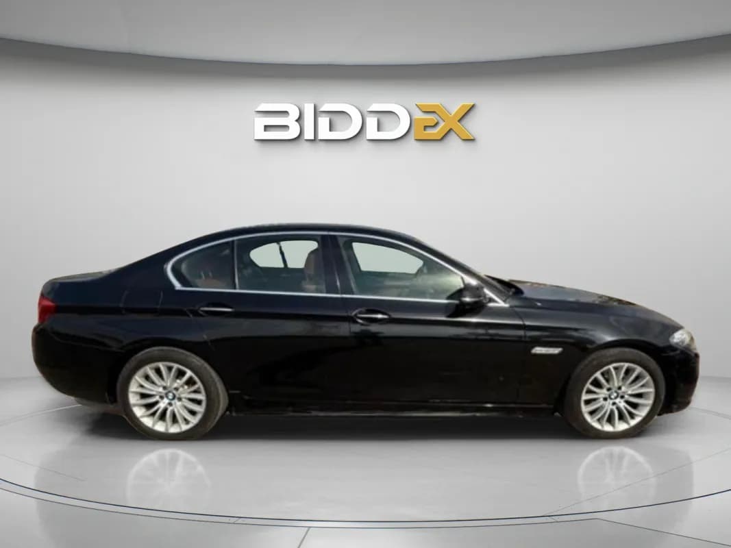 بي ام دبليو 520i 2016 لاكشري أسود أوتوماتيك — مستعملة