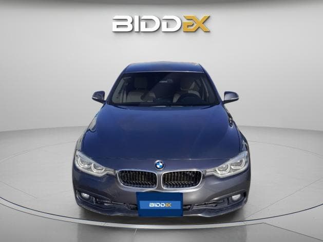 بي ام دبليو 318i 2018 اكسيكلوزيف رمادي أوتوماتيك — مستعملة
