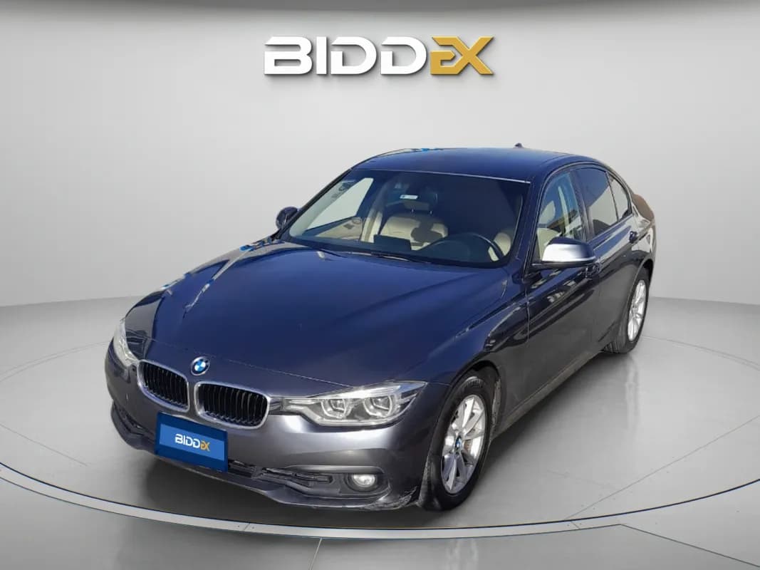 بي ام دبليو 318i 2018 اكسيكلوزيف رمادي أوتوماتيك — مستعملة
