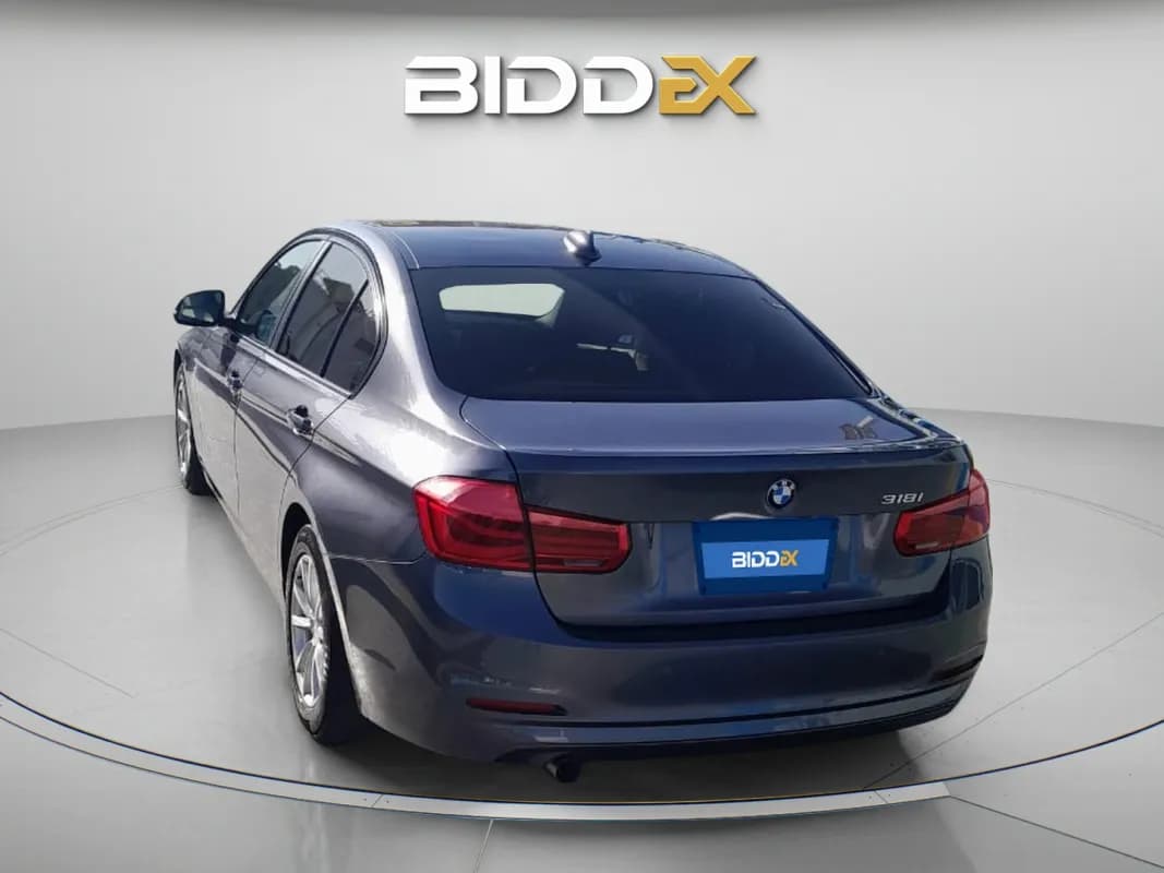 بي ام دبليو 318i 2018 اكسيكلوزيف رمادي أوتوماتيك — مستعملة