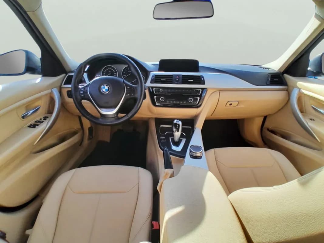 بي ام دبليو 318i 2018 اكسيكلوزيف رمادي أوتوماتيك — مستعملة