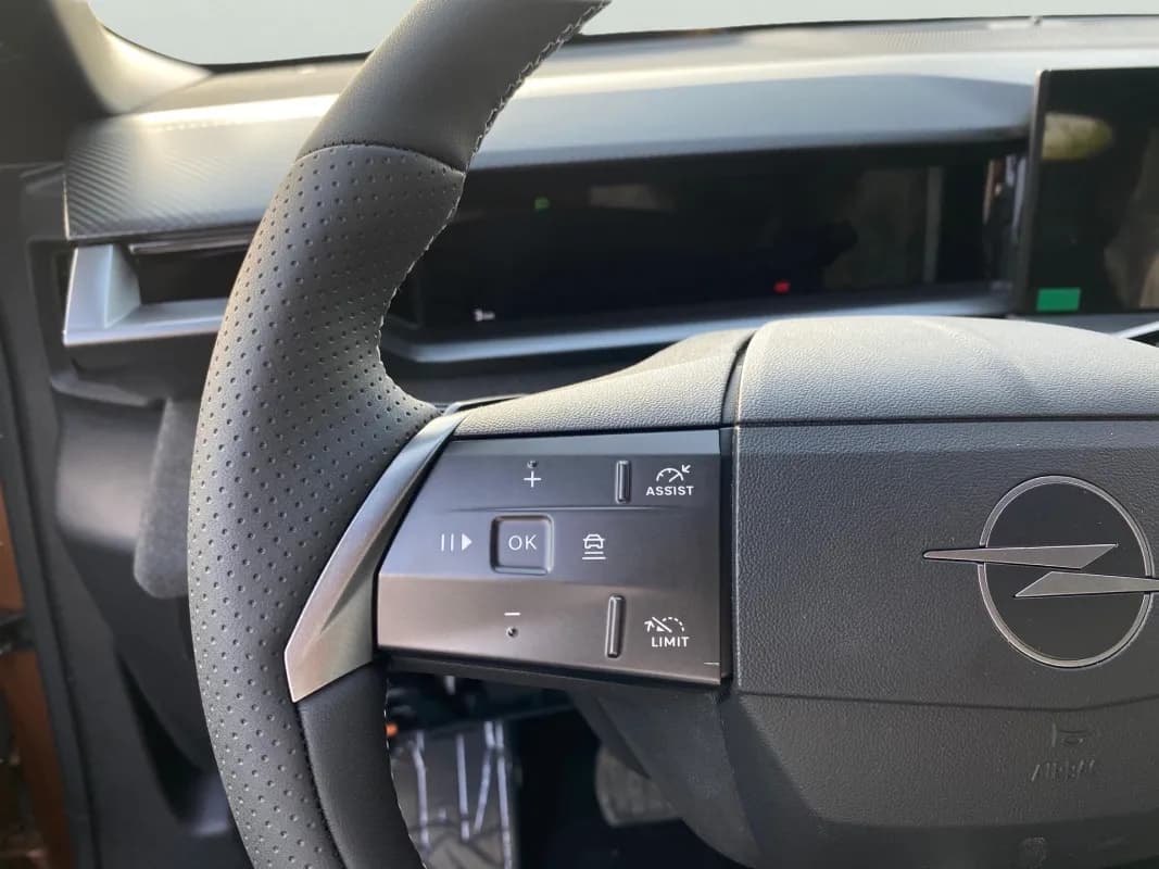 أوبل جراند لاند 2026 توب لاين بلس برونزي أوتوماتيك — جديدة