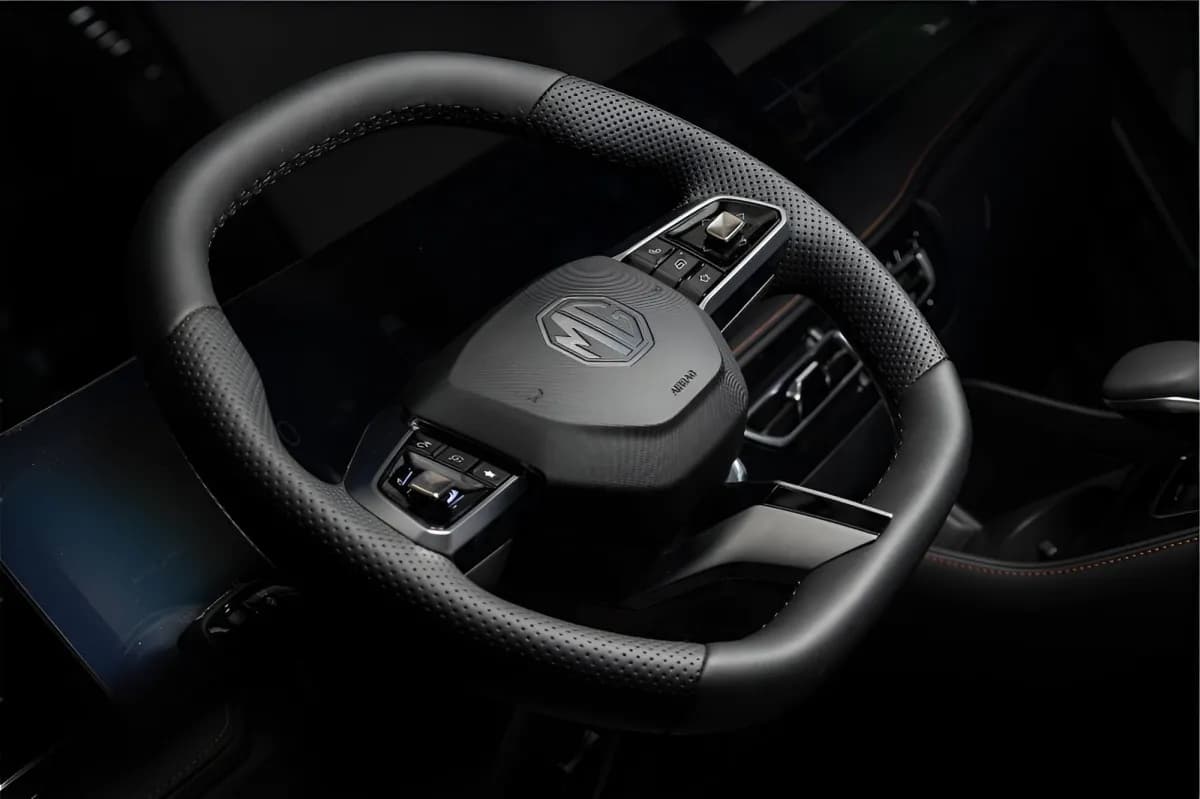 ام جي اتش اس 2026 لاكشري رمادي أوتوماتيك — جديدة